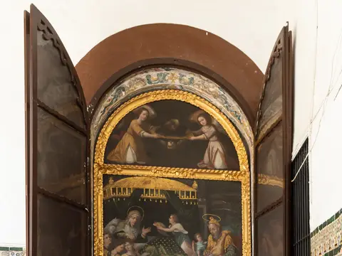 corredor interior con azulejería y hornacina