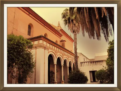 fachada del monasterio con palmera