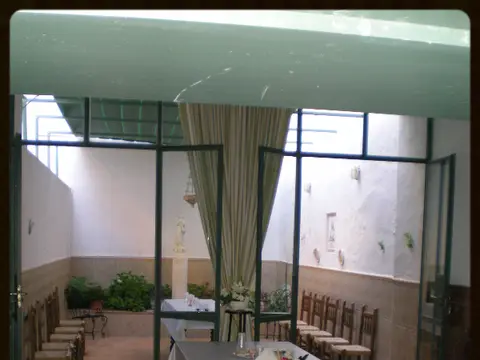 comedor con patio al fondo