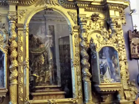 retablo lateral de la iglesia (foto que ilustra la página de la hospedería)