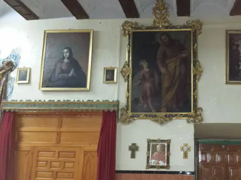 sala del convento con pinturas antiguas