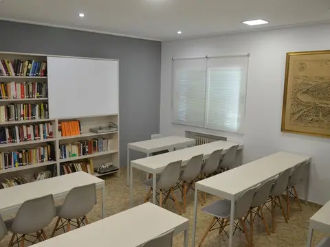 sala de estudio con biblioteca