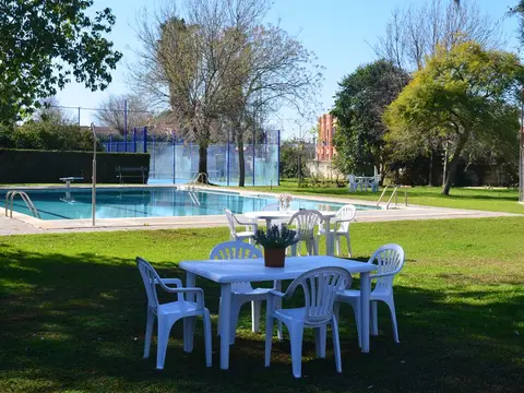 jardín con la piscina