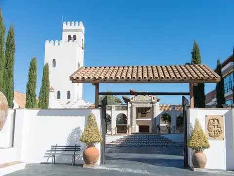 acceso porticado al monasterio