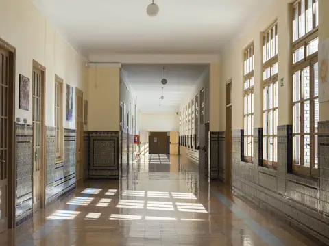 pasillo interior del edificio