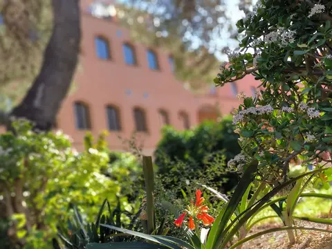 fachada del albergue vista desde el jardín de la Casa Mare