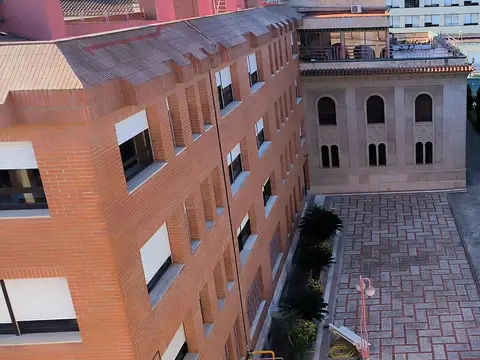 vista aérea del edificio del albergue y la iglesia de la Casa Mare