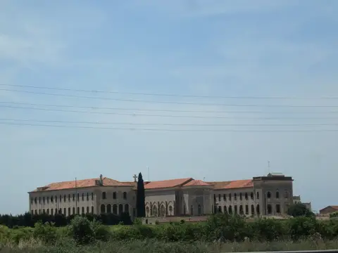 vista general del conjunto de la Casa Sant Josep desde el campo