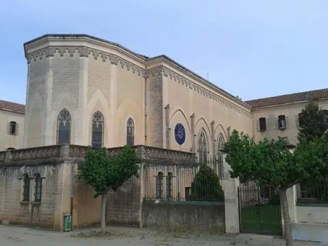 exterior de la capilla neogótica y del ala del edificio