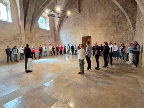sala abovedada de piedra usada para grupos y actividades