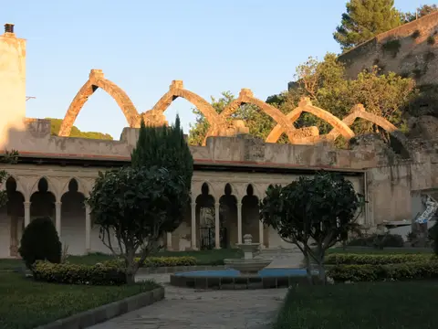 claustro del monasterio con los arcos de Sant Miquel dels Templers