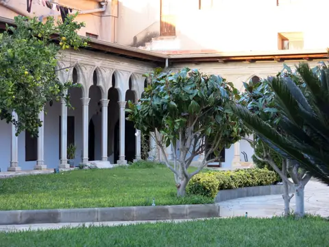 patio ajardinado del claustro