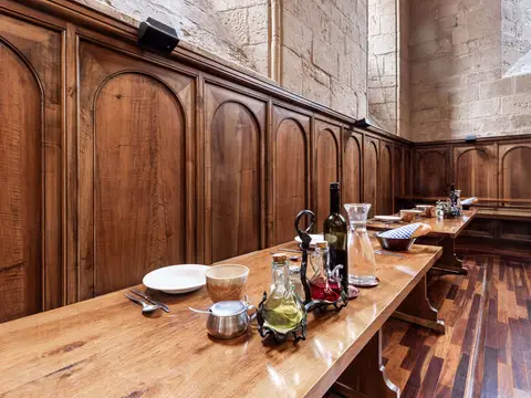 mesa del refectorio puesta para la comida con la comunidad