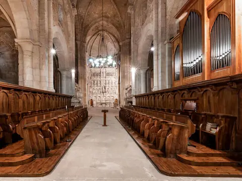 coro de la iglesia abacial donde reza la comunidad
