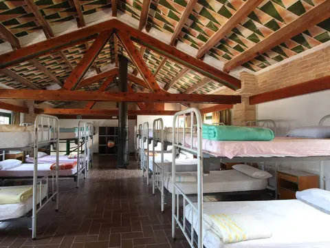 sala de literas del albergue bajo cubierta de madera