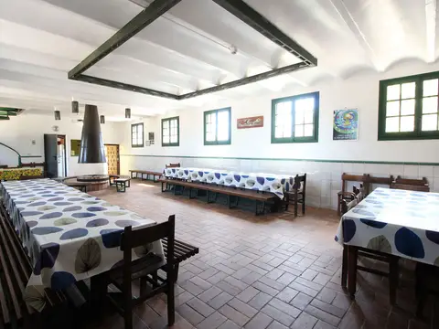 comedor del albergue con mesas largas