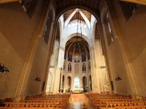 capilla neogótica de planta de cruz latina