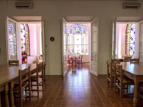 biblioteca con vidrieras de colores