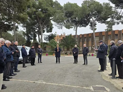 edificio alargado de la residencia, al fondo del recinto