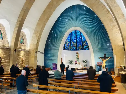 interior de la iglesia del santuario durante una celebración