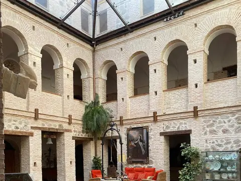claustro interior cubierto con lucernario, con sillones y plantas