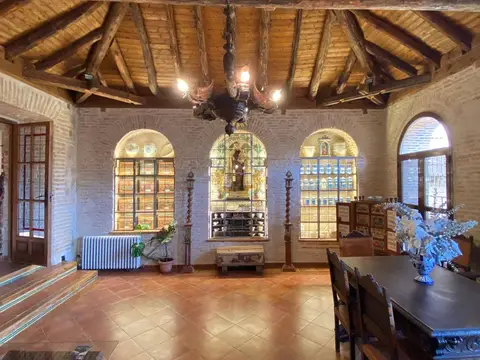 sala noble con artesonado de madera y la imagen de la Virgen