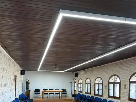 salón de actos con las sillas montadas
