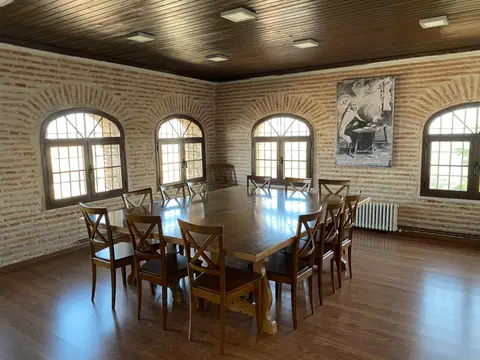 sala de reuniones con la mesa larga y los ventanales de arco