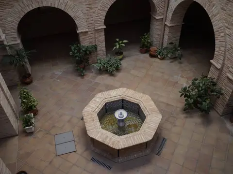 patio interior con arcos y fuente octogonal