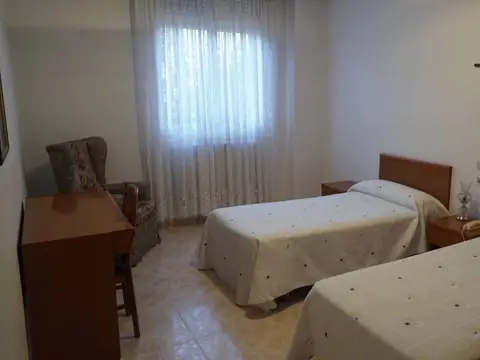 habitación doble, con dos camas y escritorio