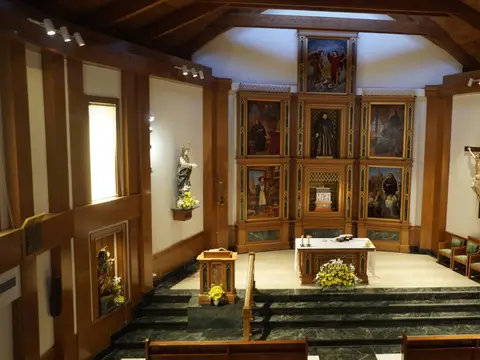 oratorio de la casa, con el retablo de madera