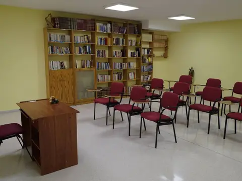 sala con biblioteca, preparada para una reunión pequeña