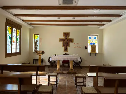 capilla de la Casa de Espiritualidad «Santa Clara», con la cruz de San Damián sobre el altar