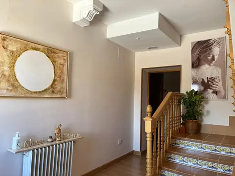 zona común de la casa, con la escalera de azulejos