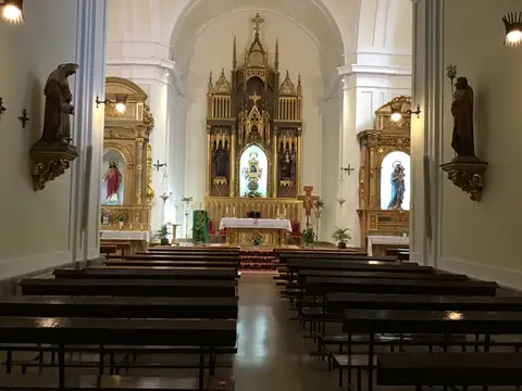 interior de la iglesia del convento de las clarisas, con el retablo mayor