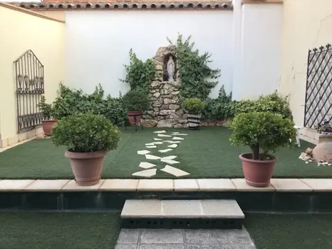 rincón de la Virgen en el jardín del convento