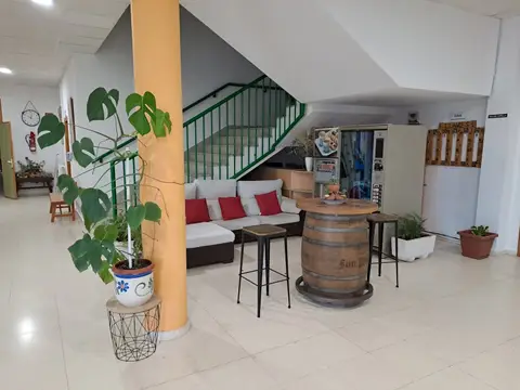 hall de entrada, con la escalera y la zona de estar