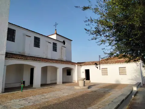 rincón de oración de la casa: altar con el icono de Cristo, la Biblia abierta, dos faroles y dos cántaros