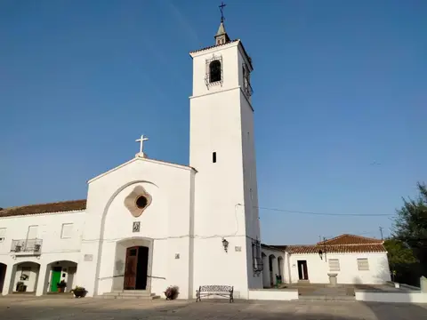 la plaza de Rinconada de Tajo con la iglesia y, a la izquierda, los soportales de la casa