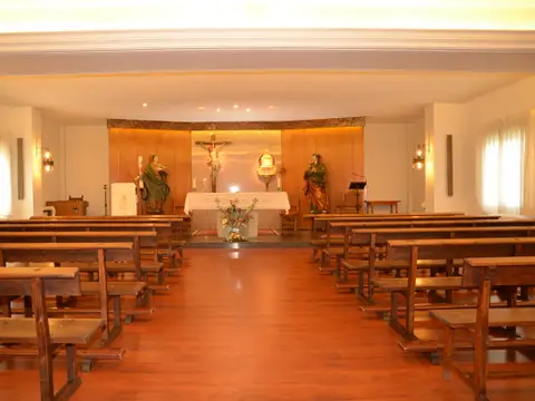 capilla de la casa, con los bancos y el altar