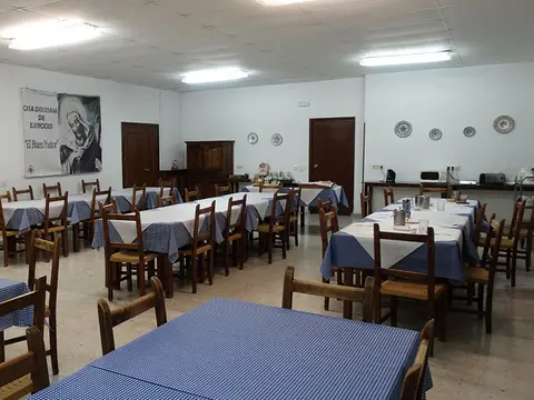 comedor con las mesas puestas