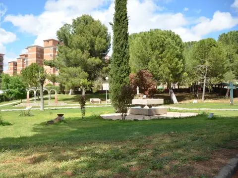 jardín de la casa, con la fuente y la ciudad al fondo