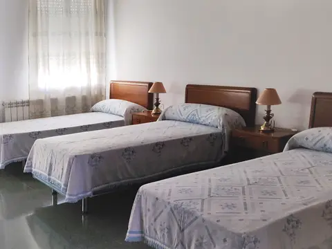 habitación triple, con tres camas