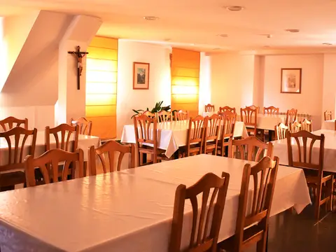 comedor de la casa, con las mesas puestas