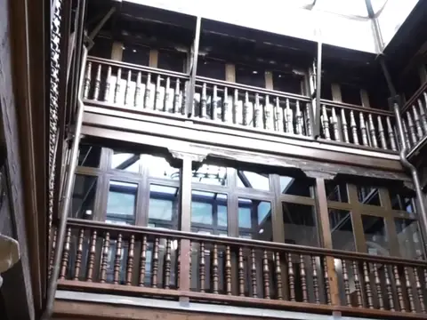 el patio del siglo XV, con la galería de madera de la planta alta