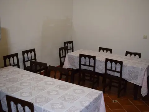 salón comedor, con las mesas puestas