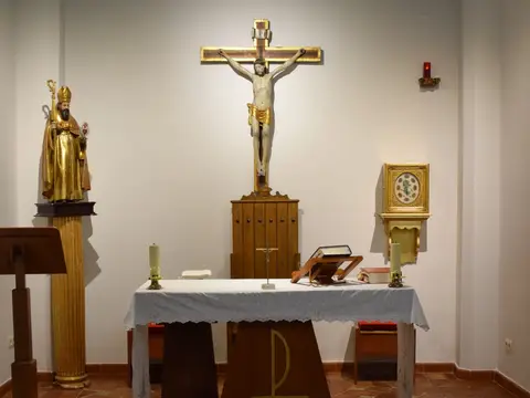 capilla de la hospedería, con el crucifijo y el altar