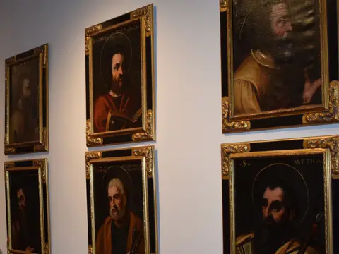 sala de exposiciones del convento, con los lienzos de apóstoles