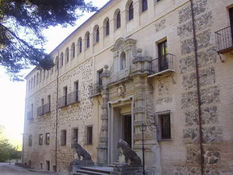 fachada del monasterio: la portada de piedra flanqueada por los dos leones