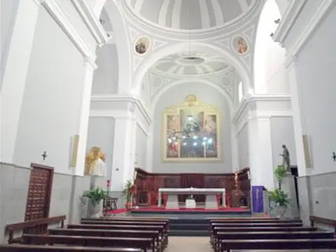 interior de la iglesia del monasterio, con el retablo y los bancos
